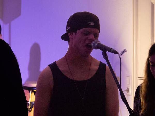 Sänger vor einem Mikrofon.