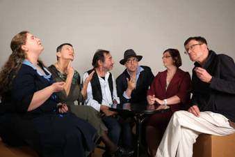 Die Theatergruppe sitzend